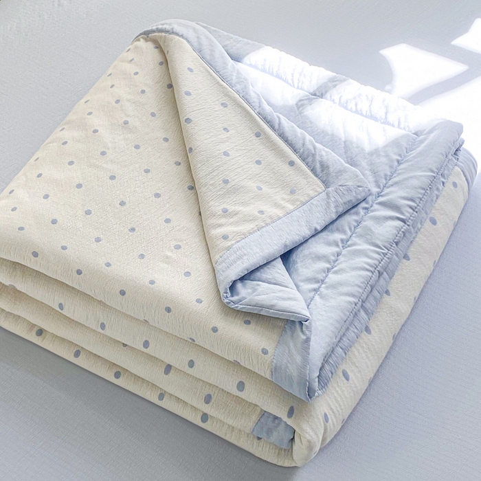 91家纺网 家纺一手货源 找家纺 爱屋及屋 2026春夏新款小清新双层纱宽包边棉花夏被夏凉被空调被 蓝点点