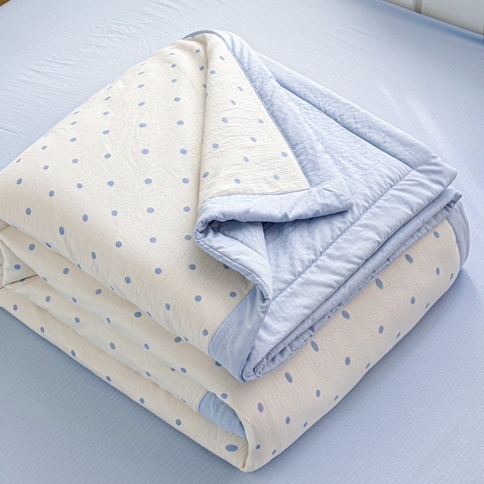 91家纺网 家纺一手货源 找家纺 爱屋及屋 2026春夏新款小清新双层纱宽包边棉花夏被夏凉被空调被 蓝点点