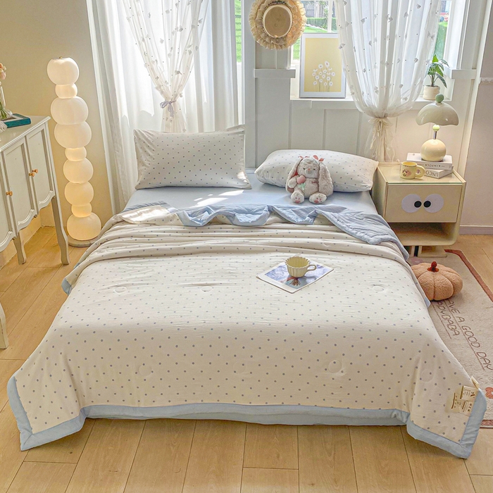 91家纺网 家纺一手货源 找家纺 爱屋及屋 2026春夏新款小清新双层纱宽包边棉花夏被夏凉被空调被 蓝点点