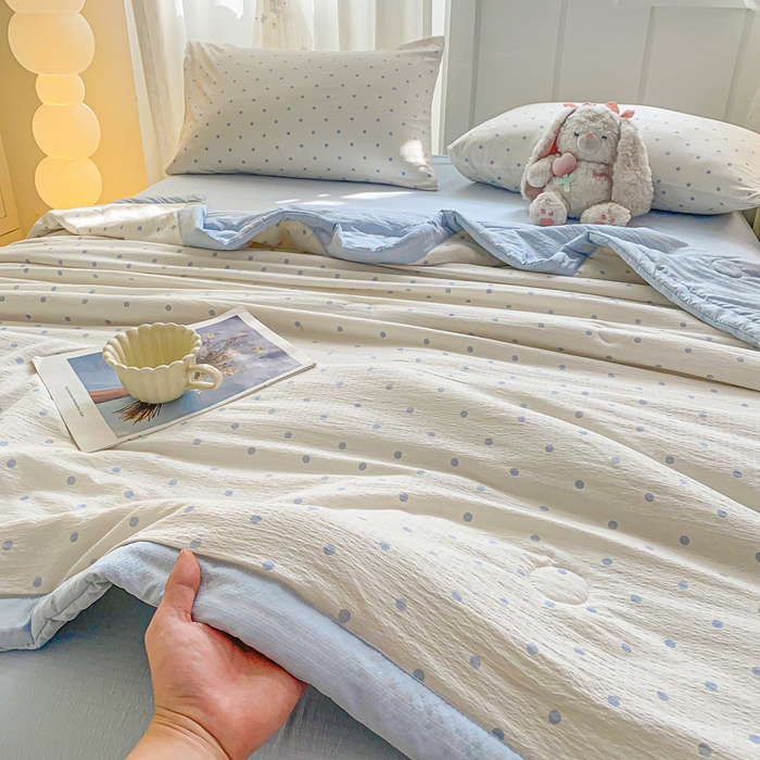 91家纺网 家纺一手货源 找家纺 爱屋及屋 2026春夏新款小清新双层纱宽包边棉花夏被夏凉被空调被 蓝点点