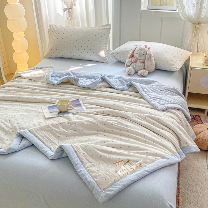 91家纺网 家纺一手货源 找家纺 爱屋及屋 2026春夏新款小清新双层纱宽包边棉花夏被夏凉被空调被 蓝点点