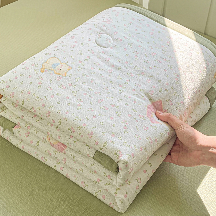 91家纺网 家纺一手货源 找家纺 爱屋及屋 2026春夏新款小清新双层纱宽包边棉花夏被夏凉被空调被 治愈小猫