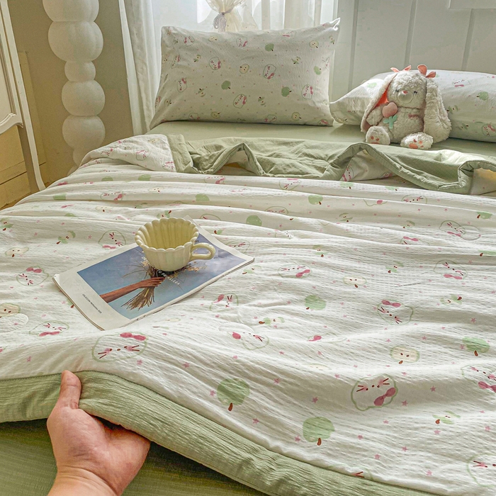 91家纺网 家纺一手货源 找家纺 爱屋及屋 2026春夏新款小清新双层纱宽包边棉花夏被夏凉被空调被 苹果猫