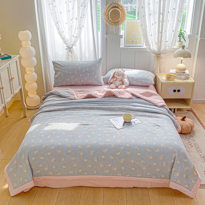 91家纺网 家纺一手货源 找家纺 爱屋及屋 2026春夏新款小清新双层纱宽包边棉花夏被夏凉被空调被 繁花-蓝