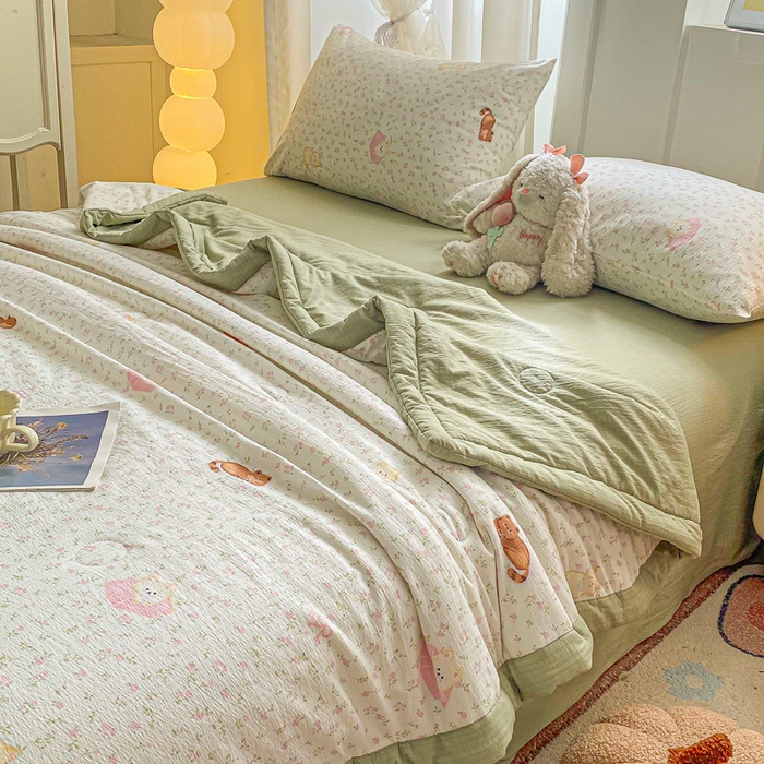 91家纺网 家纺一手货源 找家纺 爱屋及屋 2026春夏新款小清新双层纱宽包边棉花夏被夏凉被空调被 治愈小猫