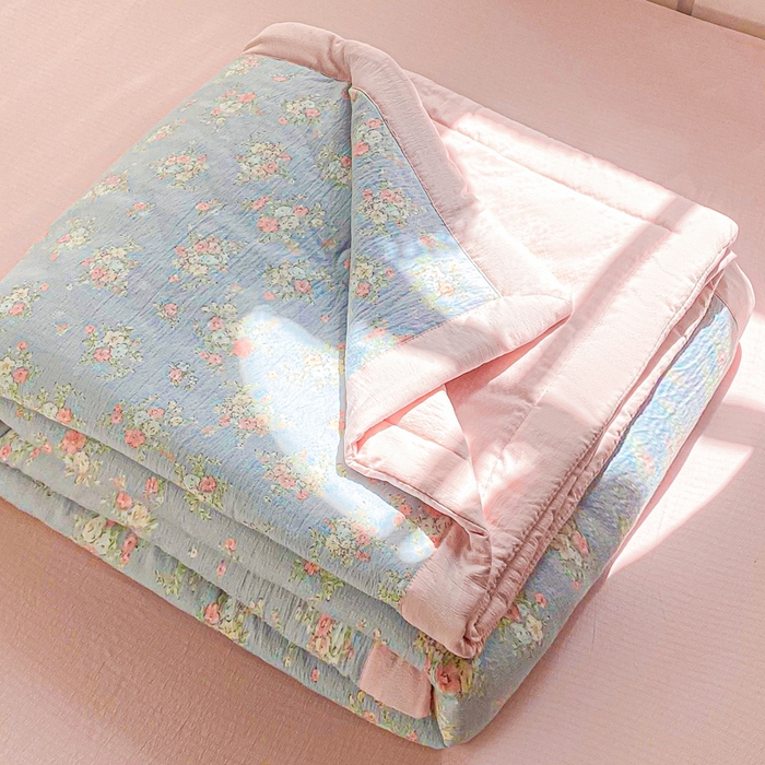 91家纺网 家纺一手货源 找家纺 爱屋及屋 2026春夏新款小清新双层纱宽包边棉花夏被夏凉被空调被 繁花-蓝