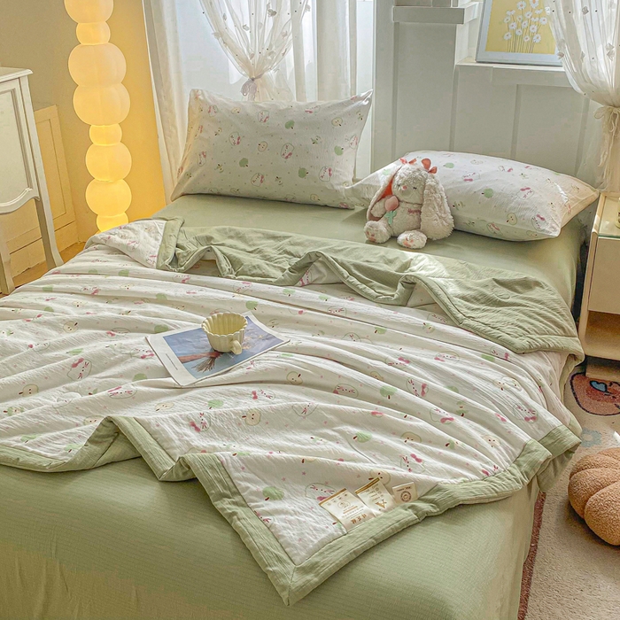 91家纺网 家纺一手货源 找家纺 爱屋及屋 2026春夏新款小清新双层纱宽包边棉花夏被夏凉被空调被 苹果猫