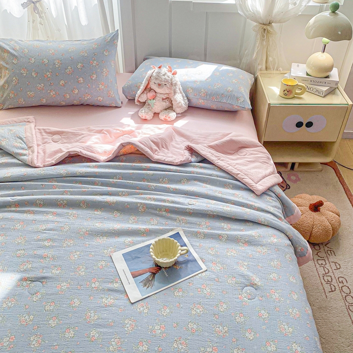 91家纺网 家纺一手货源 找家纺 爱屋及屋 2026春夏新款小清新双层纱宽包边棉花夏被夏凉被空调被 繁花-蓝