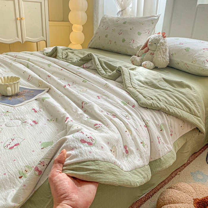 91家纺网 家纺一手货源 找家纺 爱屋及屋 2026春夏新款小清新双层纱宽包边棉花夏被夏凉被空调被 苹果猫