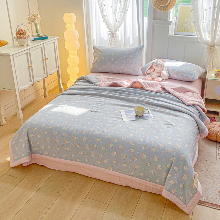 91家纺网 家纺一手货源 找家纺 爱屋及屋 2026春夏新款小清新双层纱宽包边棉花夏被夏凉被空调被 繁花-蓝