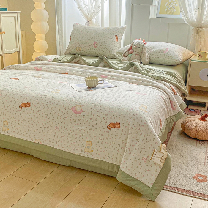 91家纺网 家纺一手货源 找家纺 爱屋及屋 2026春夏新款小清新双层纱宽包边棉花夏被夏凉被空调被 治愈小猫