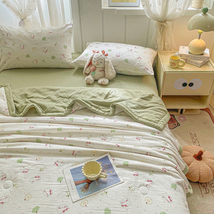 91家纺网 家纺一手货源 找家纺 爱屋及屋 2026春夏新款小清新双层纱宽包边棉花夏被夏凉被空调被 苹果猫