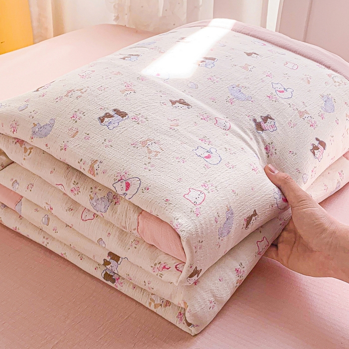 91家纺网 家纺一手货源 找家纺 爱屋及屋 2026春夏新款小清新双层纱宽包边棉花夏被夏凉被空调被 春日小猫