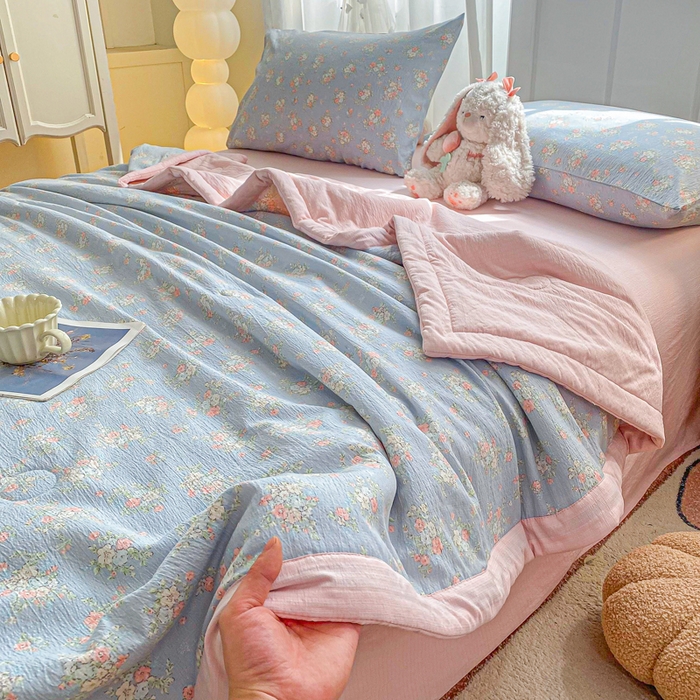 91家纺网 家纺一手货源 找家纺 爱屋及屋 2026春夏新款小清新双层纱宽包边棉花夏被夏凉被空调被 繁花-蓝