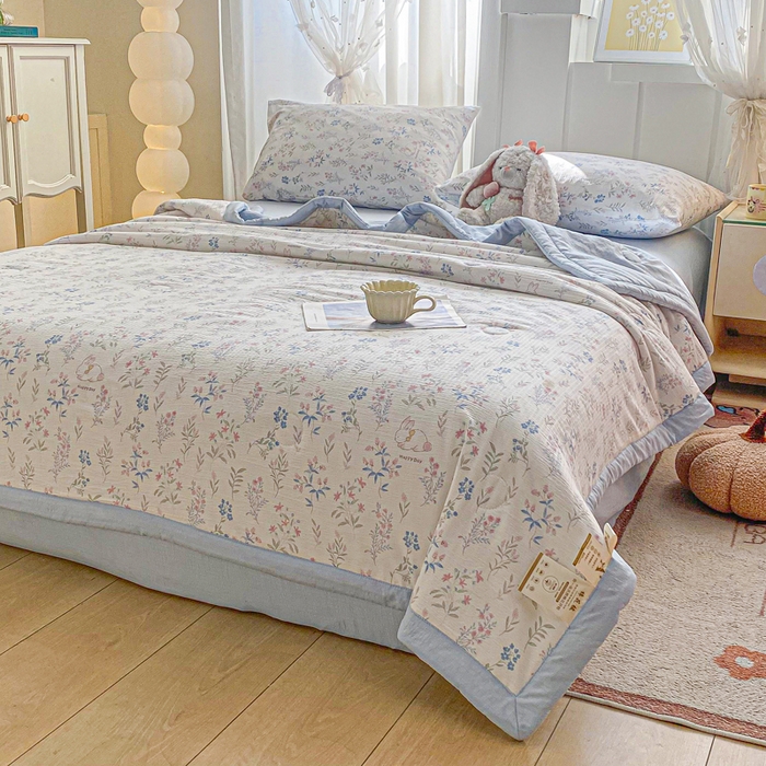 91家纺网 家纺一手货源 找家纺 爱屋及屋 2026春夏新款小清新双层纱宽包边棉花夏被夏凉被空调被 花之兔