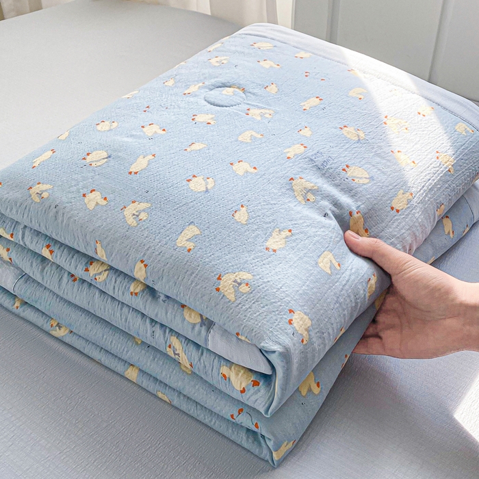 91家纺网 家纺一手货源 找家纺 爱屋及屋 2026春夏新款小清新双层纱宽包边棉花夏被夏凉被空调被 蓝色小丫