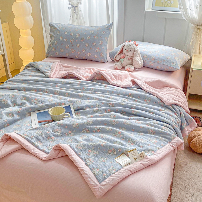 91家纺网 家纺一手货源 找家纺 爱屋及屋 2026春夏新款小清新双层纱宽包边棉花夏被夏凉被空调被 繁花-蓝