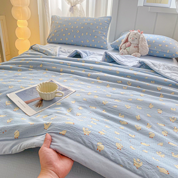 91家纺网 家纺一手货源 找家纺 爱屋及屋 2026春夏新款小清新双层纱宽包边棉花夏被夏凉被空调被 蓝色小丫