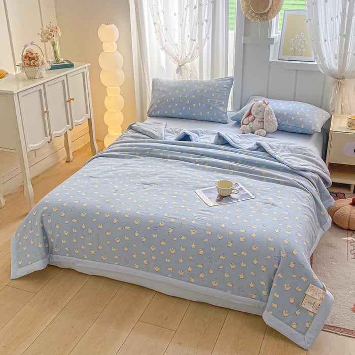 91家纺网 家纺一手货源 找家纺 爱屋及屋 2026春夏新款小清新双层纱宽包边棉花夏被夏凉被空调被 蓝色小丫