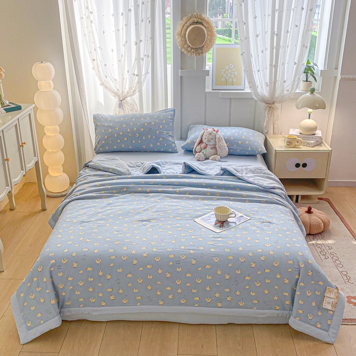 91家纺网 家纺一手货源 找家纺 爱屋及屋 2026春夏新款小清新双层纱宽包边棉花夏被夏凉被空调被 蓝色小丫