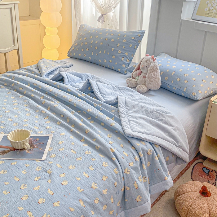 91家纺网 家纺一手货源 找家纺 爱屋及屋 2026春夏新款小清新双层纱宽包边棉花夏被夏凉被空调被 蓝色小丫