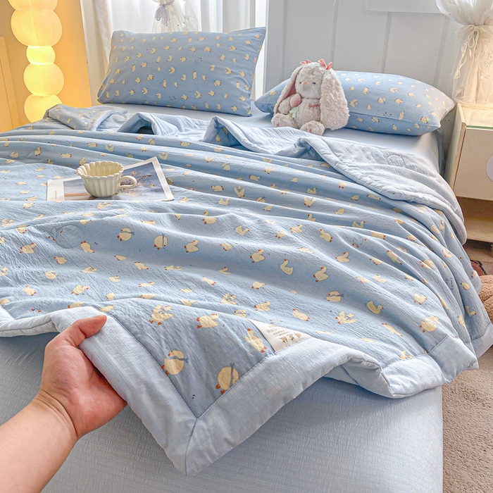 91家纺网 家纺一手货源 找家纺 爱屋及屋 2026春夏新款小清新双层纱宽包边棉花夏被夏凉被空调被 蓝色小丫