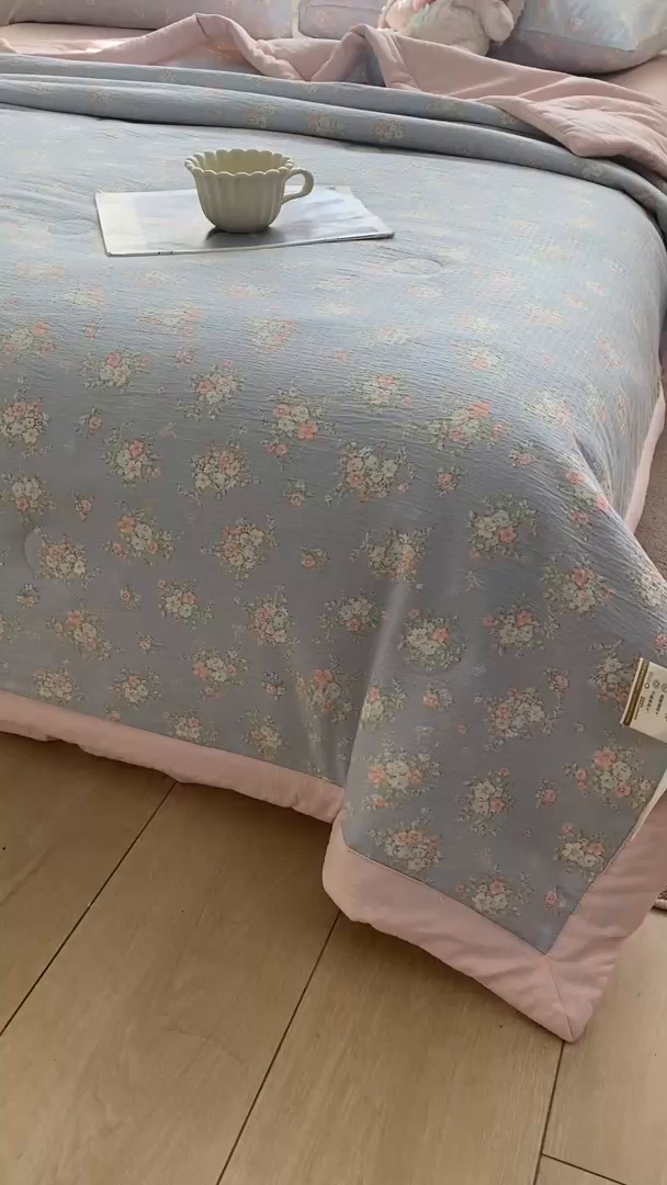 91家纺网 家纺一手货源 找家纺 爱屋及屋 2026春夏新款小清新双层纱宽包边棉花夏被夏凉被空调被 繁花-蓝