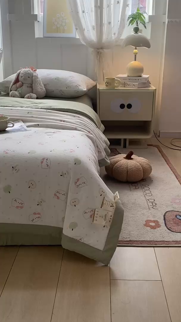 91家纺网 家纺一手货源 找家纺 爱屋及屋 2026春夏新款小清新双层纱宽包边棉花夏被夏凉被空调被 苹果猫