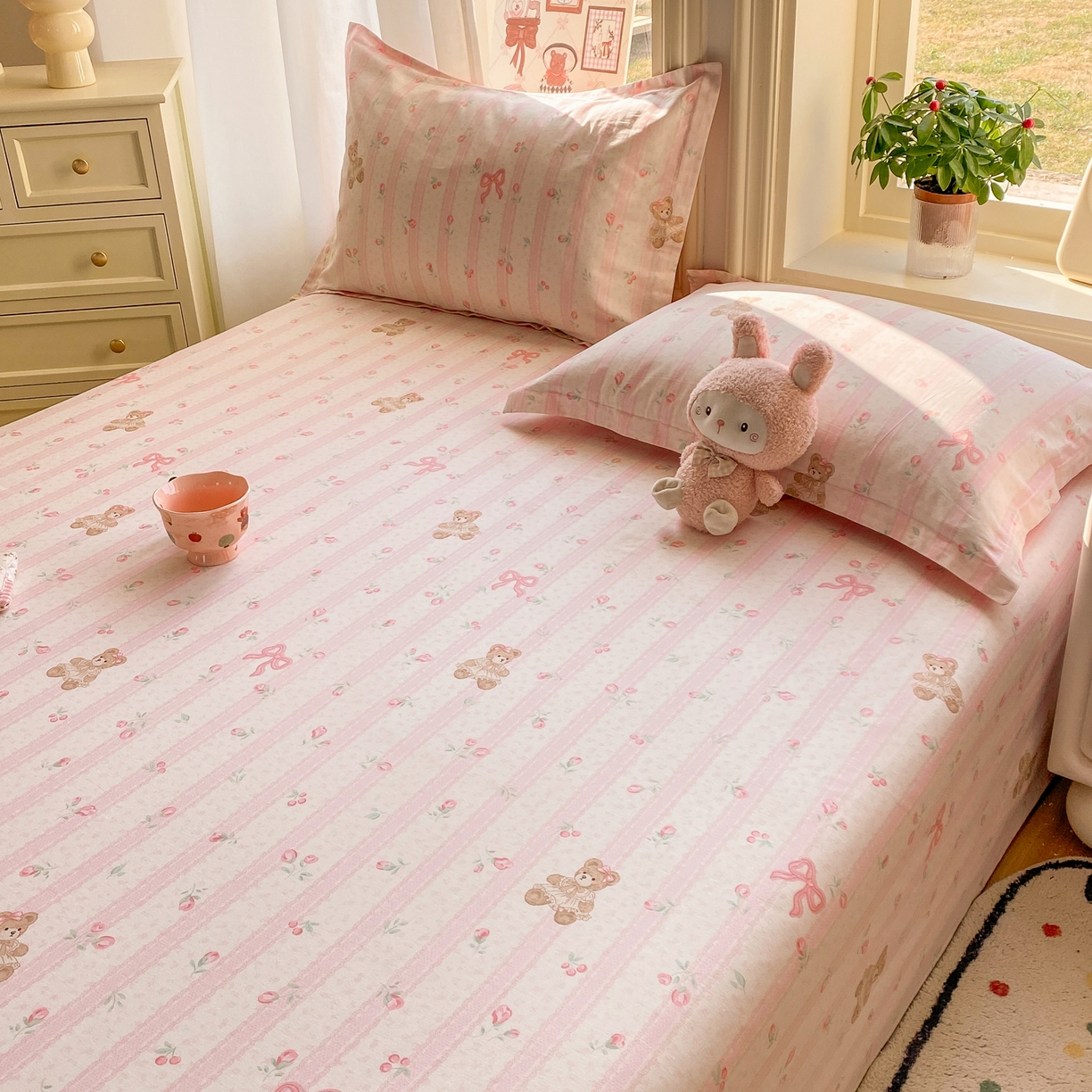 91家纺网 家纺一手货源 找家纺 女子家纺 2026新款全棉纯棉印花花卉款床单单品床单单件 温柔花朵熊