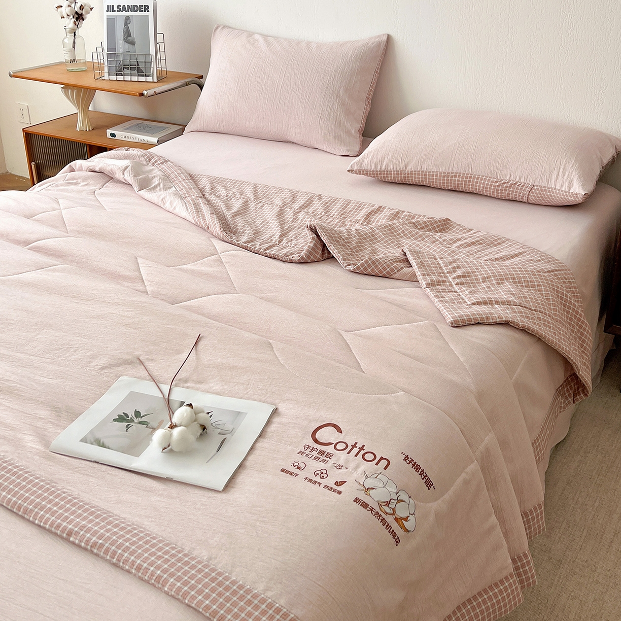 91家纺网 家纺一手货源 找家纺 云玲时尚 2026新款100%新疆棉花水洗色织夏被四件套 浅粉