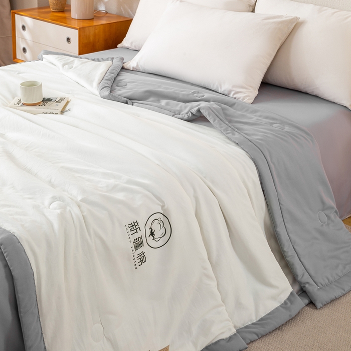 91家纺网 家纺一手货源 找家纺 憨豆家纺 2026春夏新款 水洗棉纯色双拼棉花被夏凉被空调被（常年有货款） 棉朵-浅灰白