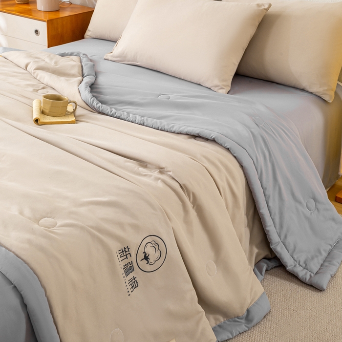 91家纺网 家纺一手货源 找家纺 憨豆家纺 2026春夏新款 水洗棉纯色双拼棉花被夏凉被空调被（常年有货款） 棉朵-卡其灰