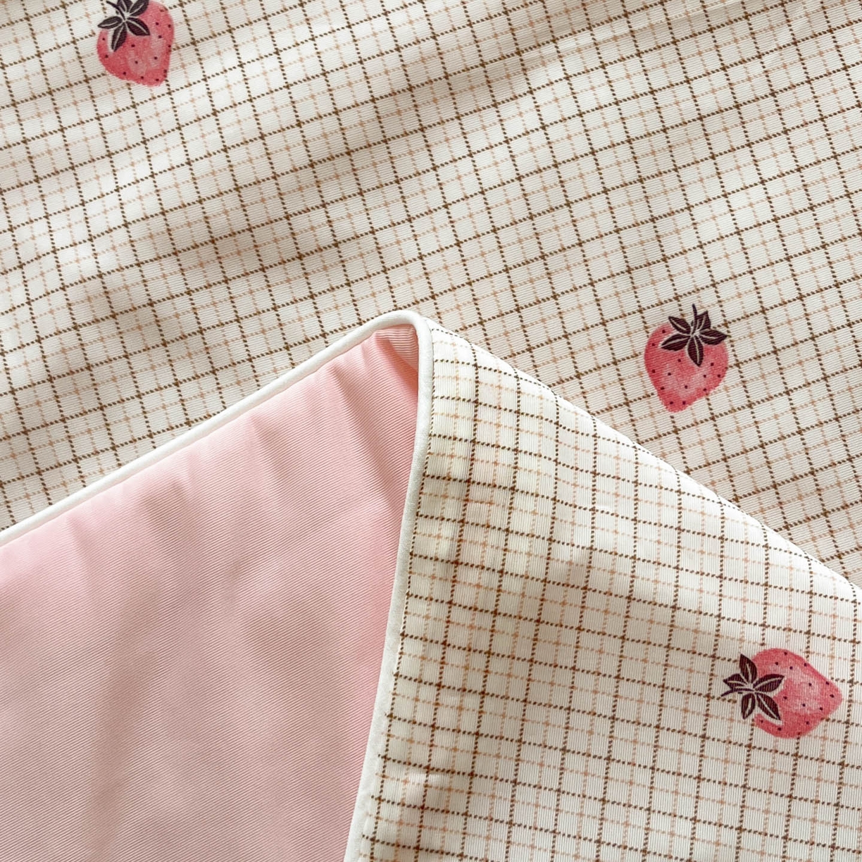 91家纺网 家纺一手货源 找家纺 羚羊语家纺 2026新款凉感丝印花夏凉被小冰皮空调被冰淇淋西瓜被针织棉夏被冰丝云母凉感被 格仔甜莓