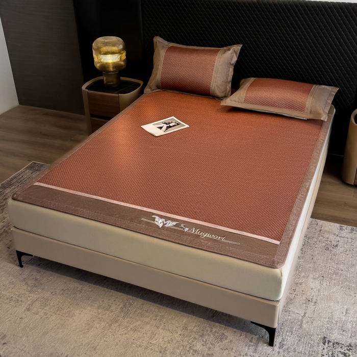 91家纺网 家纺一手货源 找家纺 鑫琪莱家纺 2026新款PE草本凉感藤席子凉席 艾草咖-床笠款