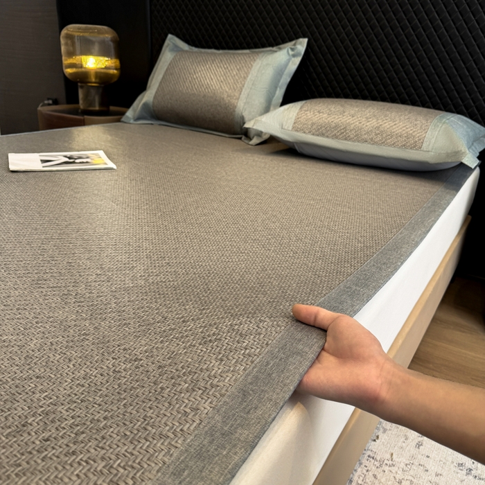 91家纺网 家纺一手货源 找家纺 鑫琪莱家纺 2026新款PE草本凉感藤席子凉席 山茶花灰-床席款