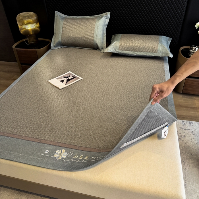 91家纺网 家纺一手货源 找家纺 鑫琪莱家纺 2026新款PE草本凉感藤席子凉席 山茶花灰-床席款