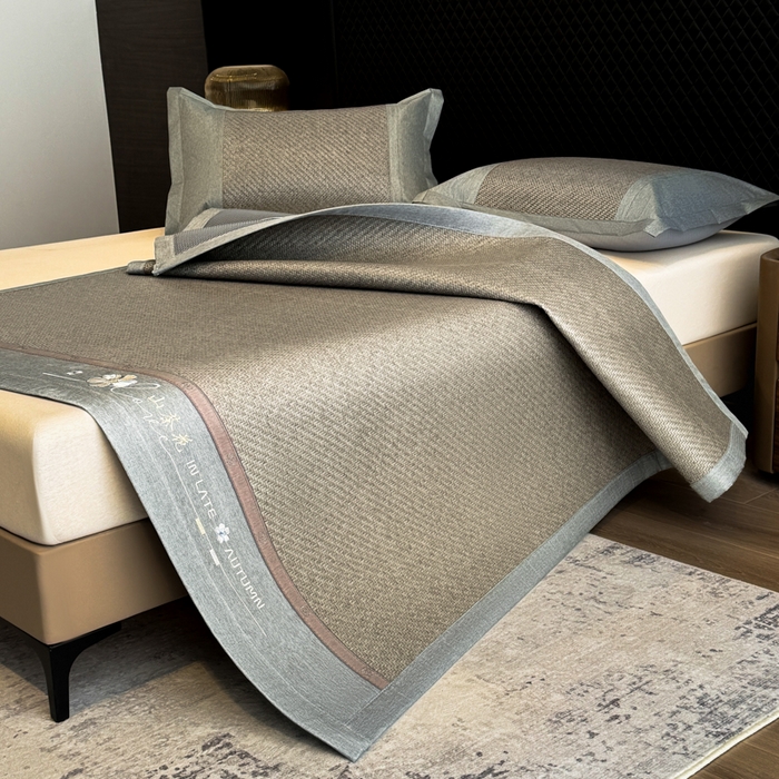 91家纺网 家纺一手货源 找家纺 鑫琪莱家纺 2026新款PE草本凉感藤席子凉席 山茶花灰-床席款