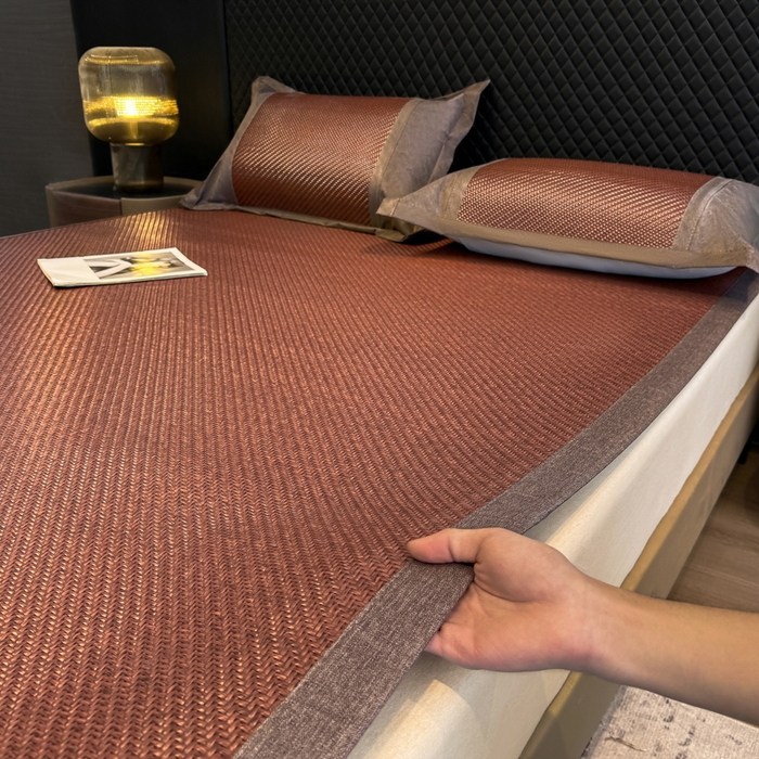 91家纺网 家纺一手货源 找家纺 鑫琪莱家纺 2026新款PE草本凉感藤席子凉席 经典咖-床席款