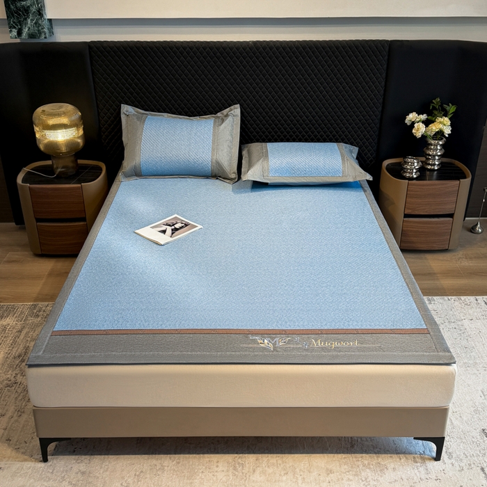 91家纺网 家纺一手货源 找家纺 鑫琪莱家纺 2026新款PE草本凉感藤席子凉席 艾草蓝-床席款