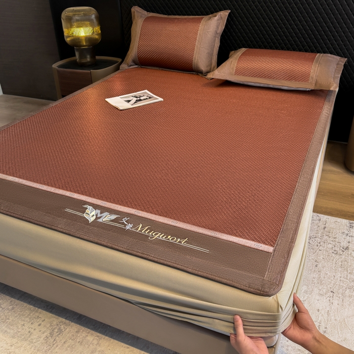 91家纺网 家纺一手货源 找家纺 鑫琪莱家纺 2026新款PE草本凉感藤席子凉席 艾草咖-床笠款