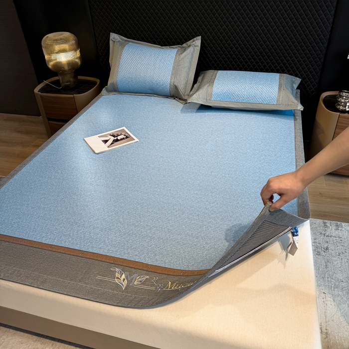 91家纺网 家纺一手货源 找家纺 鑫琪莱家纺 2026新款PE草本凉感藤席子凉席 艾草蓝-床席款