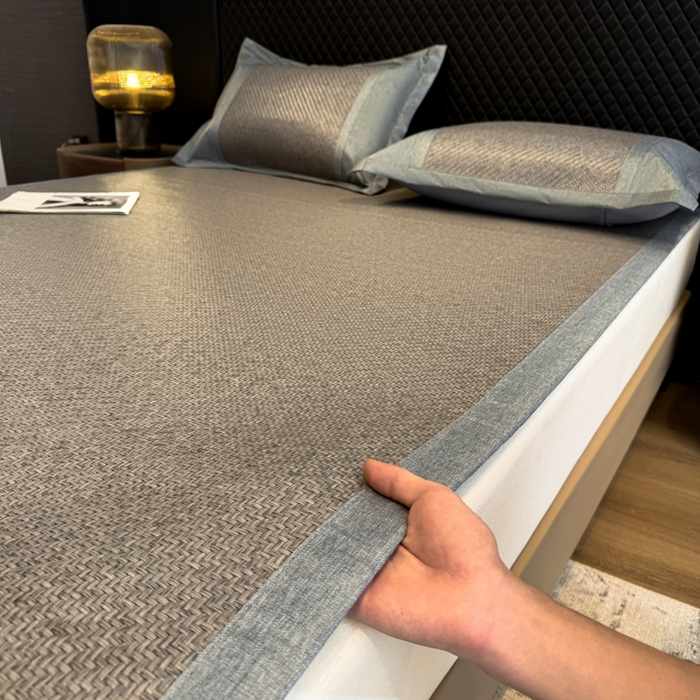 91家纺网 家纺一手货源 找家纺 鑫琪莱家纺 2026新款PE草本凉感藤席子凉席 艾草灰-床席款