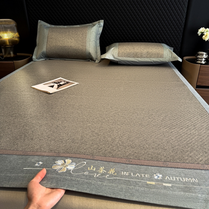 91家纺网 家纺一手货源 找家纺 鑫琪莱家纺 2026新款PE草本凉感藤席子凉席 山茶花灰-床席款