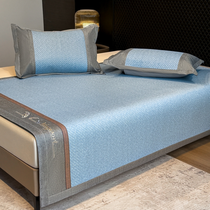 91家纺网 家纺一手货源 找家纺 鑫琪莱家纺 2026新款PE草本凉感藤席子凉席 艾草蓝-床席款