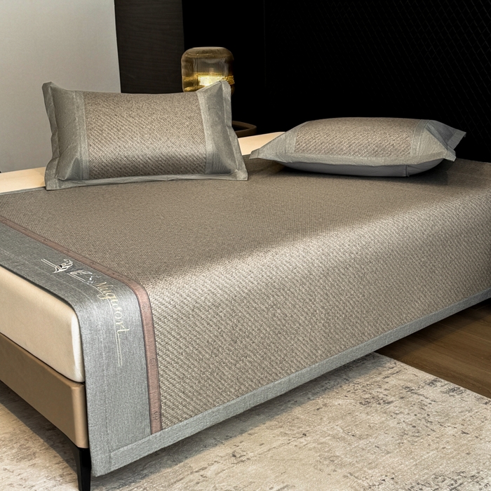 91家纺网 家纺一手货源 找家纺 鑫琪莱家纺 2026新款PE草本凉感藤席子凉席 艾草灰-床席款