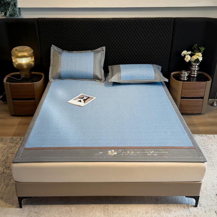 91家纺网 家纺一手货源 找家纺 鑫琪莱家纺 2026新款PE草本凉感藤席子凉席 山茶花蓝-床席款