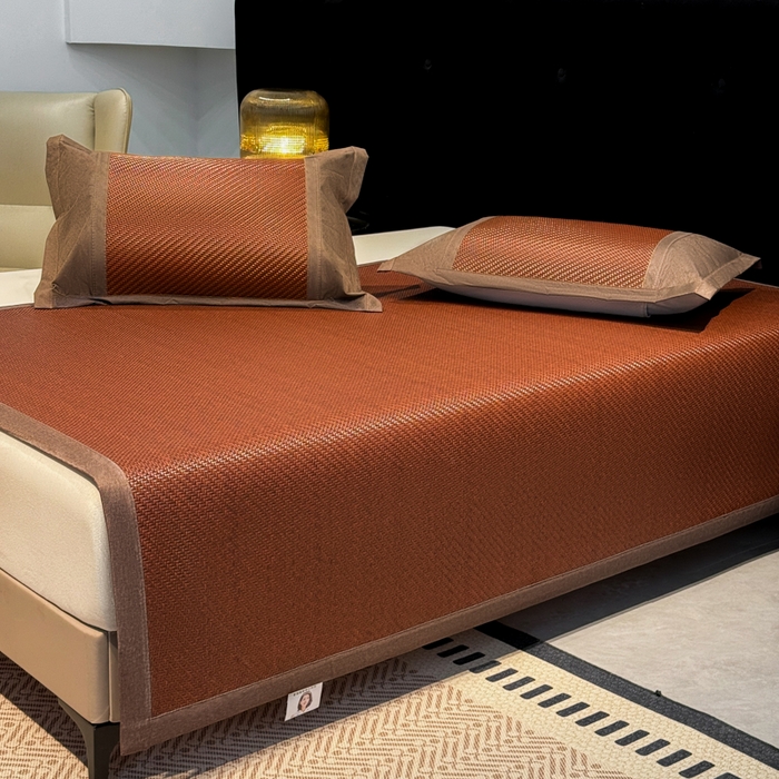 91家纺网 家纺一手货源 找家纺 鑫琪莱家纺 2026新款PE草本凉感藤席子凉席 经典咖-床席款