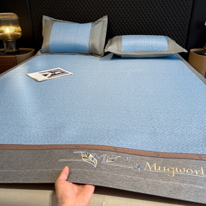 91家纺网 家纺一手货源 找家纺 鑫琪莱家纺 2026新款PE草本凉感藤席子凉席 艾草蓝-床席款