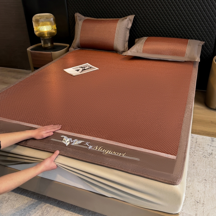 91家纺网 家纺一手货源 找家纺 鑫琪莱家纺 2026新款PE草本凉感藤席子凉席 艾草咖-床笠款