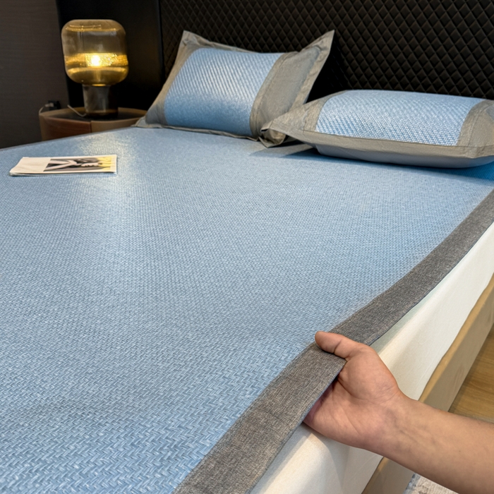 91家纺网 家纺一手货源 找家纺 鑫琪莱家纺 2026新款PE草本凉感藤席子凉席 艾草蓝-床席款